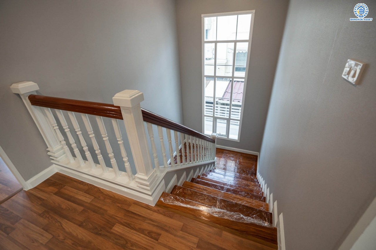 บ้านมือสองตกแต่งใหม่ โครงการ เพอร์เฟคมาสเตอร์พีซ รัตนาธิเบศร์ หลังใหญ่กว่า 91.4 ตร.ว. ฟังก์ชัน 3 ห้องนอน 5 ห้องน้ำ 1 ห้องแม่บ้าน จอดรถได้ 2 คัน พร้อมบรรยากาศโครงการสุด Luxury บนทำเลเชื่อมต่อทุกการเดินทาง ใกล้รถไฟฟ้าสายสีม่วง "สถานีไทรม้า" และจุดขึ้นทางด่วน "งามวงศ์วาน"